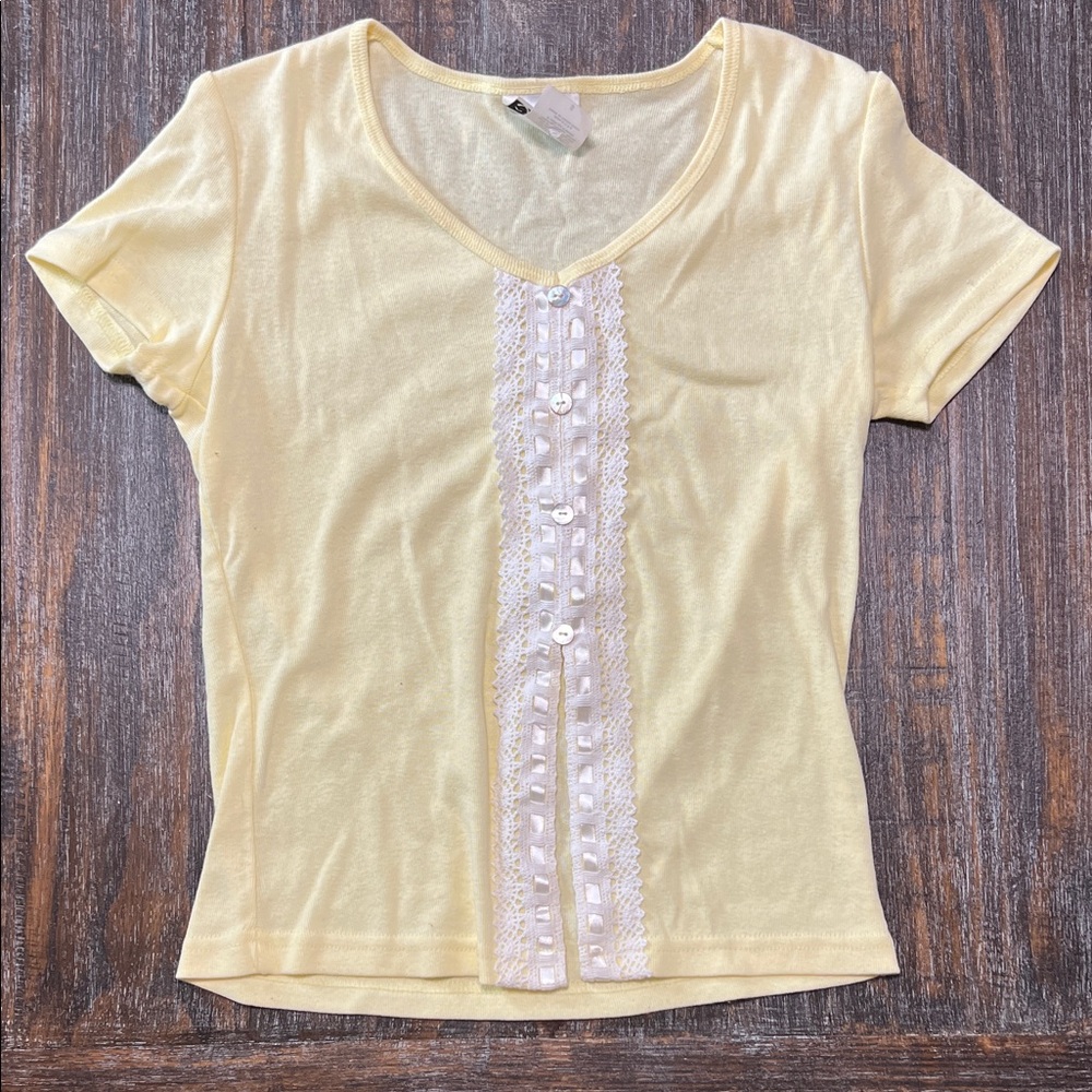 Vintage Women's Pale Yellow Short Sleeve Tee with Lace-Trim Front
